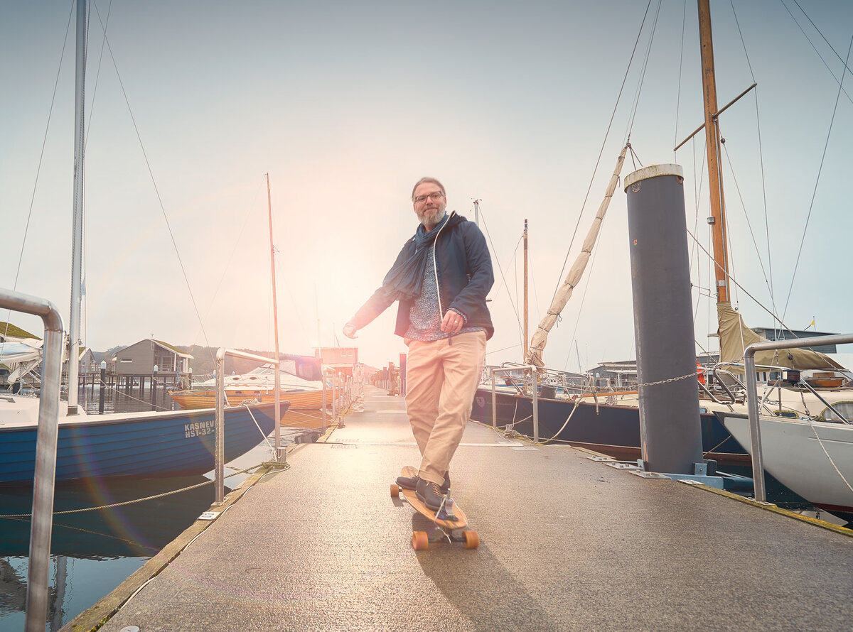 Das Leben in Vorpommern genießen Skater in einer Marina